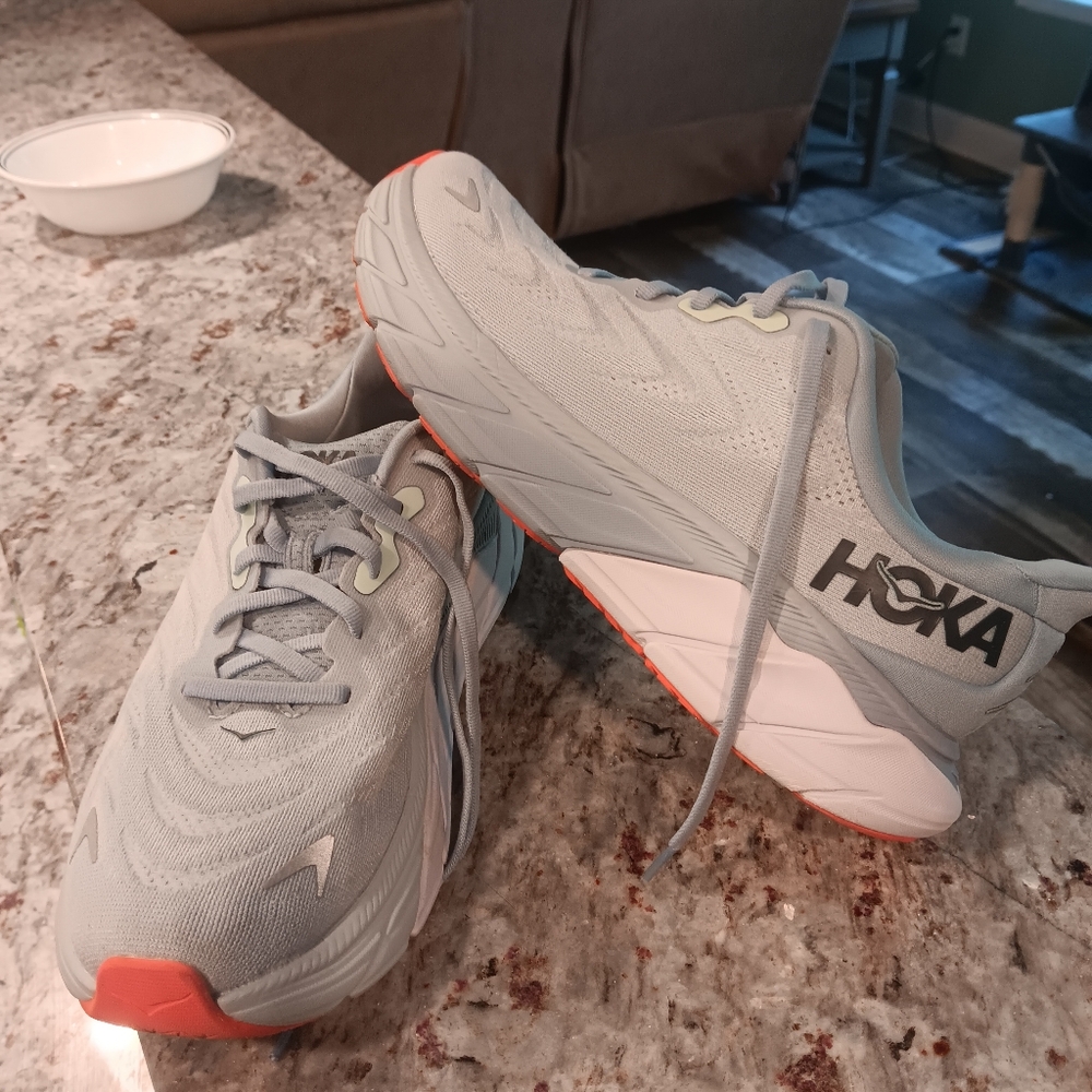 💕BARELY USED💕HOKA ARAHI 6